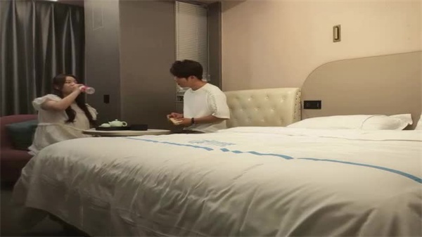 肉感肥臀骚妇穿丝袜女仆装，小伙爆操狂干到内射